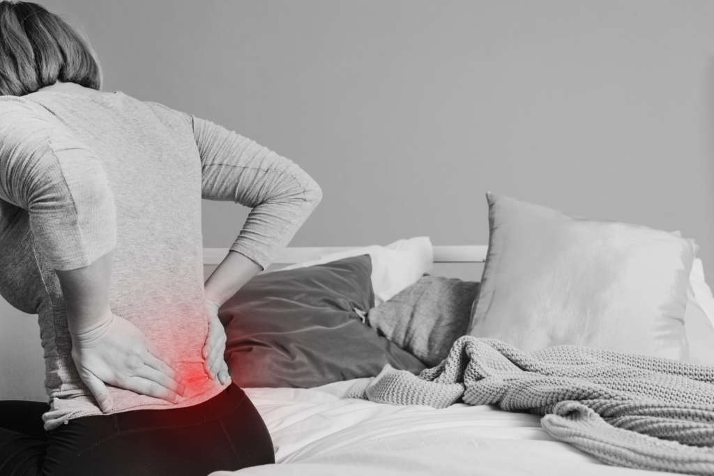 Você sofre com dores nas costas? Conheça os sintomas da lombalgia