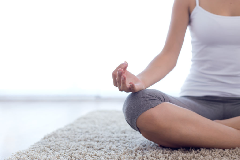 A prática da yoga: os benefícios para a saúde esquelética e mental