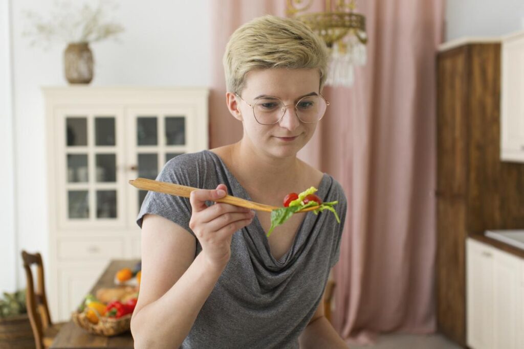 Mulher se alimentando saudavelmente com um prato de salada