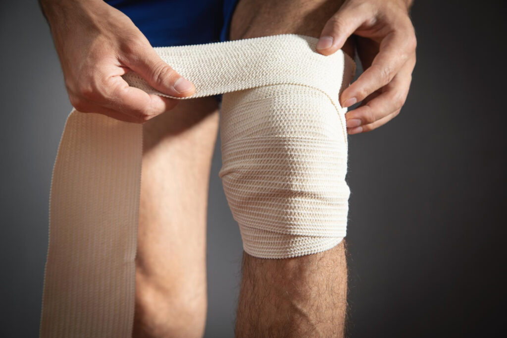 Homem realizando crioterapia no joelho