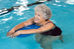 Mulher idosa fazendo natação