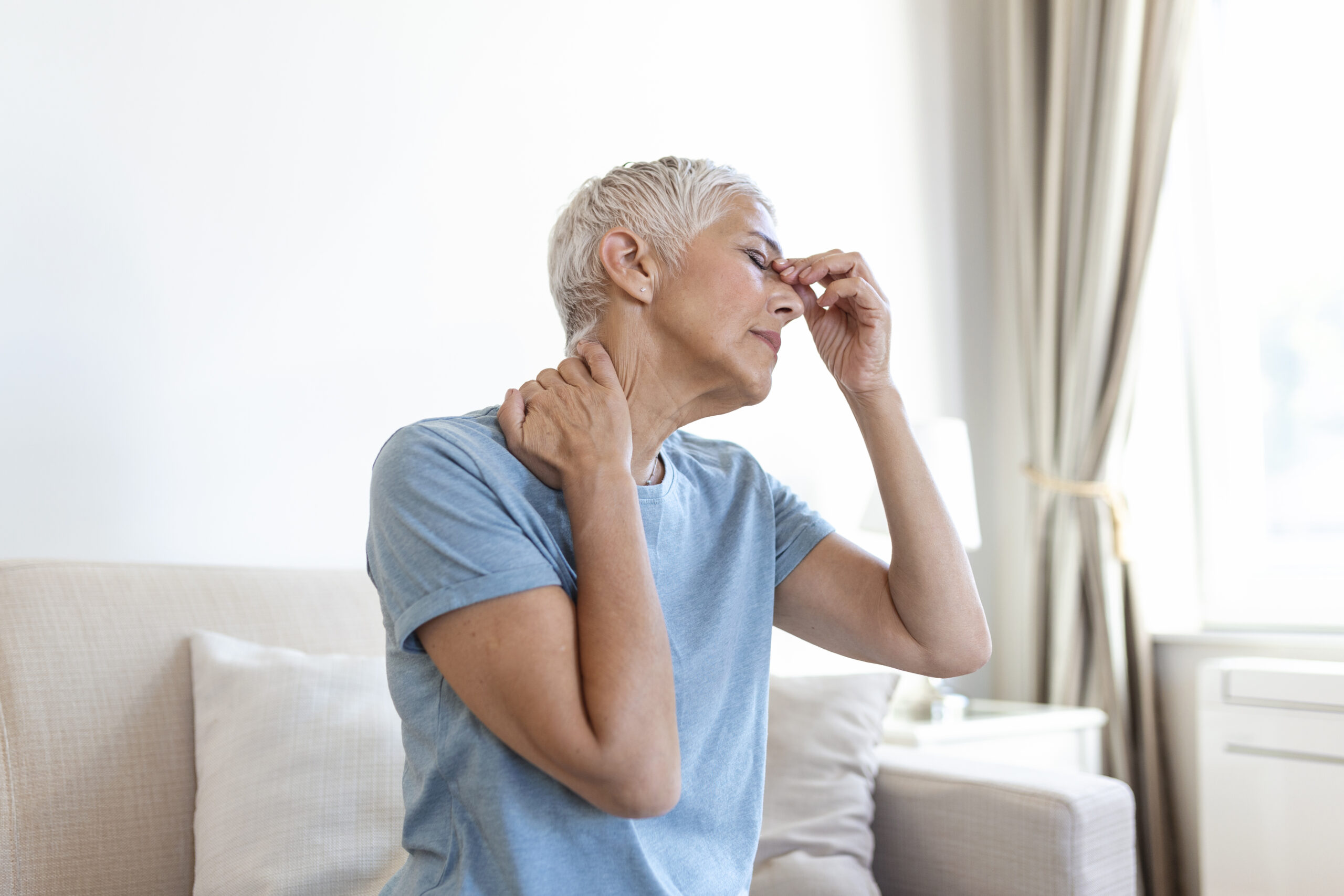 Mulher idosa com a mão na nuca