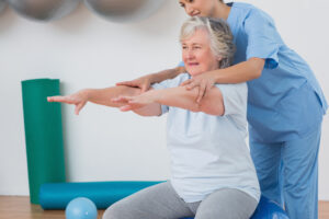 Mulher idosa realizando exercício físico