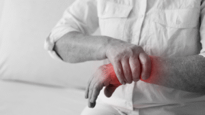 Homem segurando o pulso com a outra mão, para falar sobre terapias modernas para tendinite